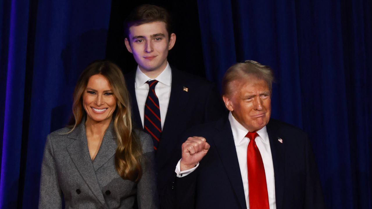 O πανύψηλος και αμήχανος Barron Trump γίνεται viral στο πλευρό του πατέρα του 1