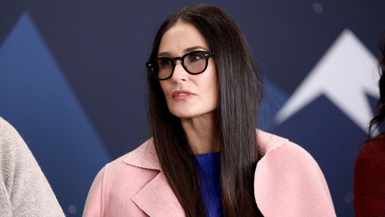 H Demi Moore γιορτάζει τα 62 και η κόρη της την αποκαλεί «hot granny»