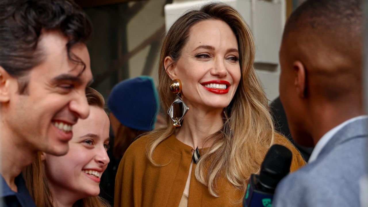 H Angelina Jolie εξηγεί πώς ο ρόλος της ως Μαρία Κάλλας της άλλαξε εντελώς τη ζωή