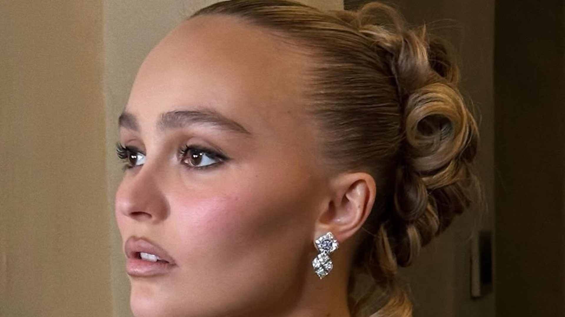 Το πριγκιπικό σινιόν της Lily-Rose Depp έχει μπει στη λίστα με τα χτενίσματα που θα δοκιμάσουμε 1