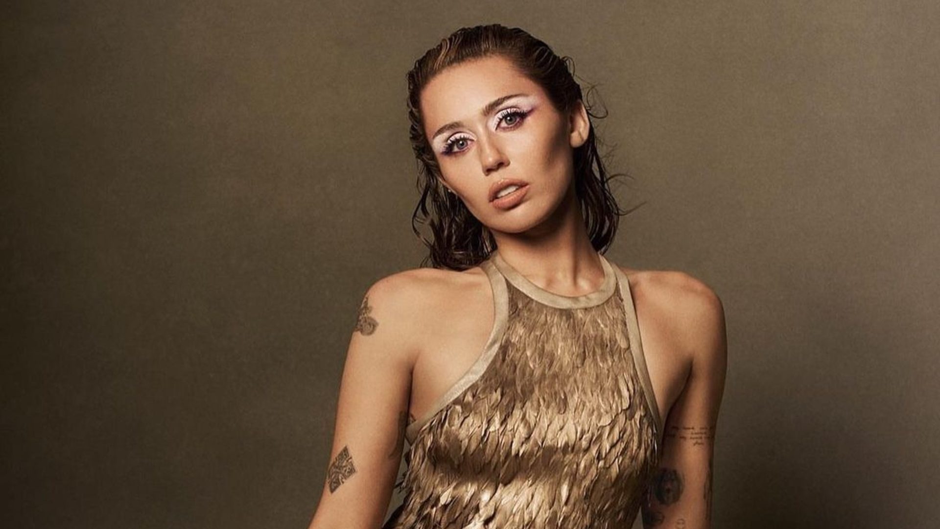 Το eye makeup look της Miley Cyrus την έκανε να μοιάζει με την Twiggy 1