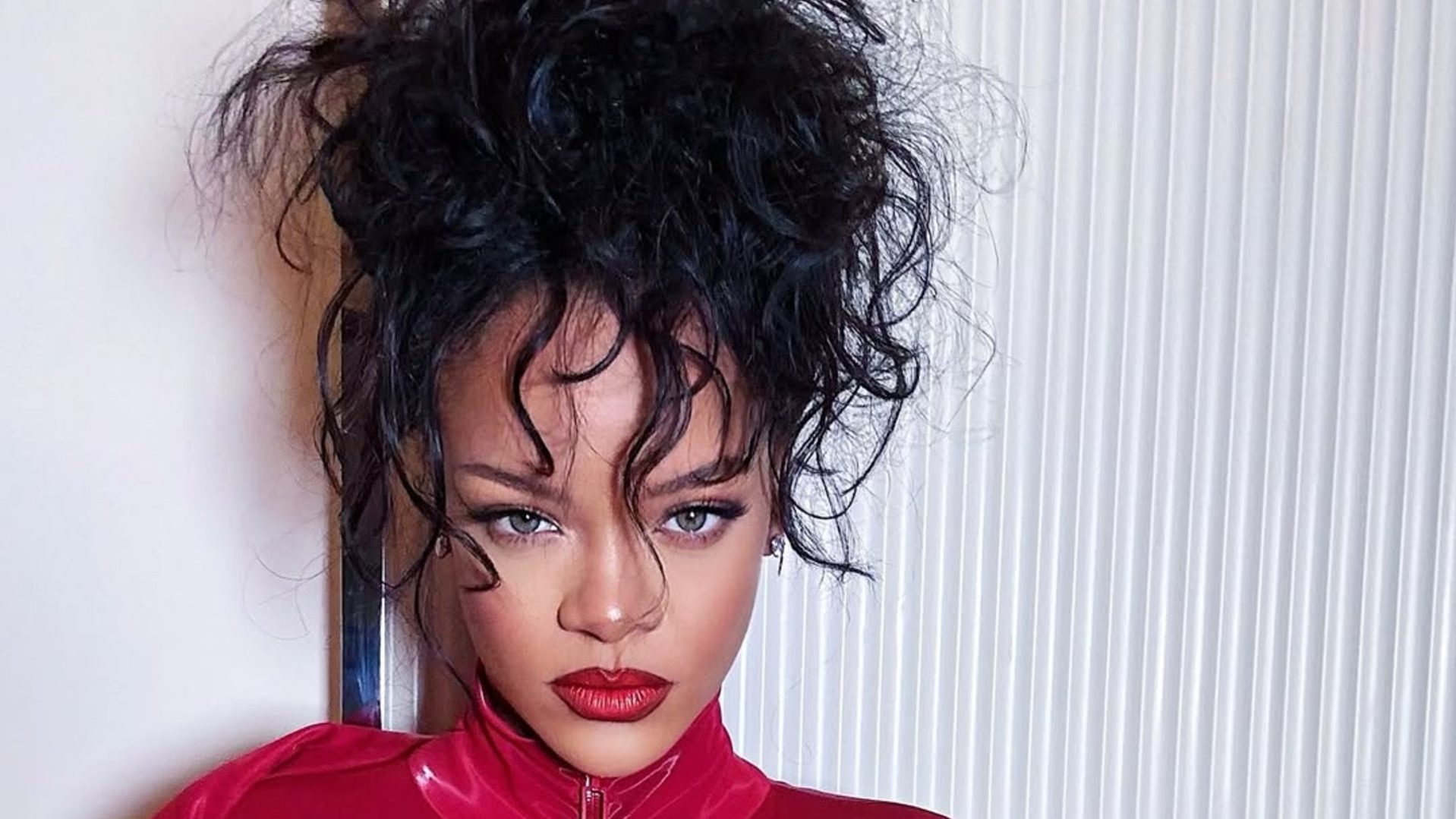 Ο hairstylist της Rihanna και της Tyla αποκάλυψε πώς δημιουργεί το ’90s σινιόν στις δύο σταρ 1