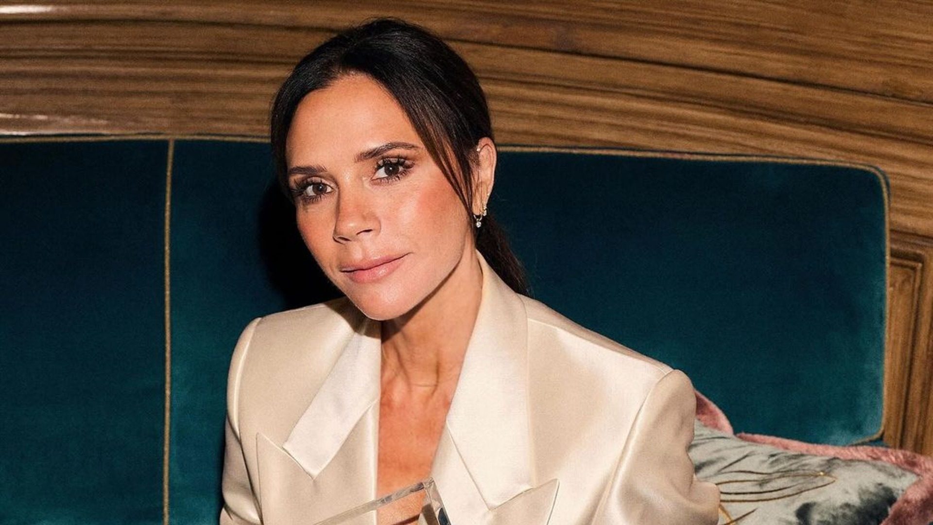 Victoria Beckham: Έτσι δημιούργησε τα σέξι ’90s smokey eyes της 1