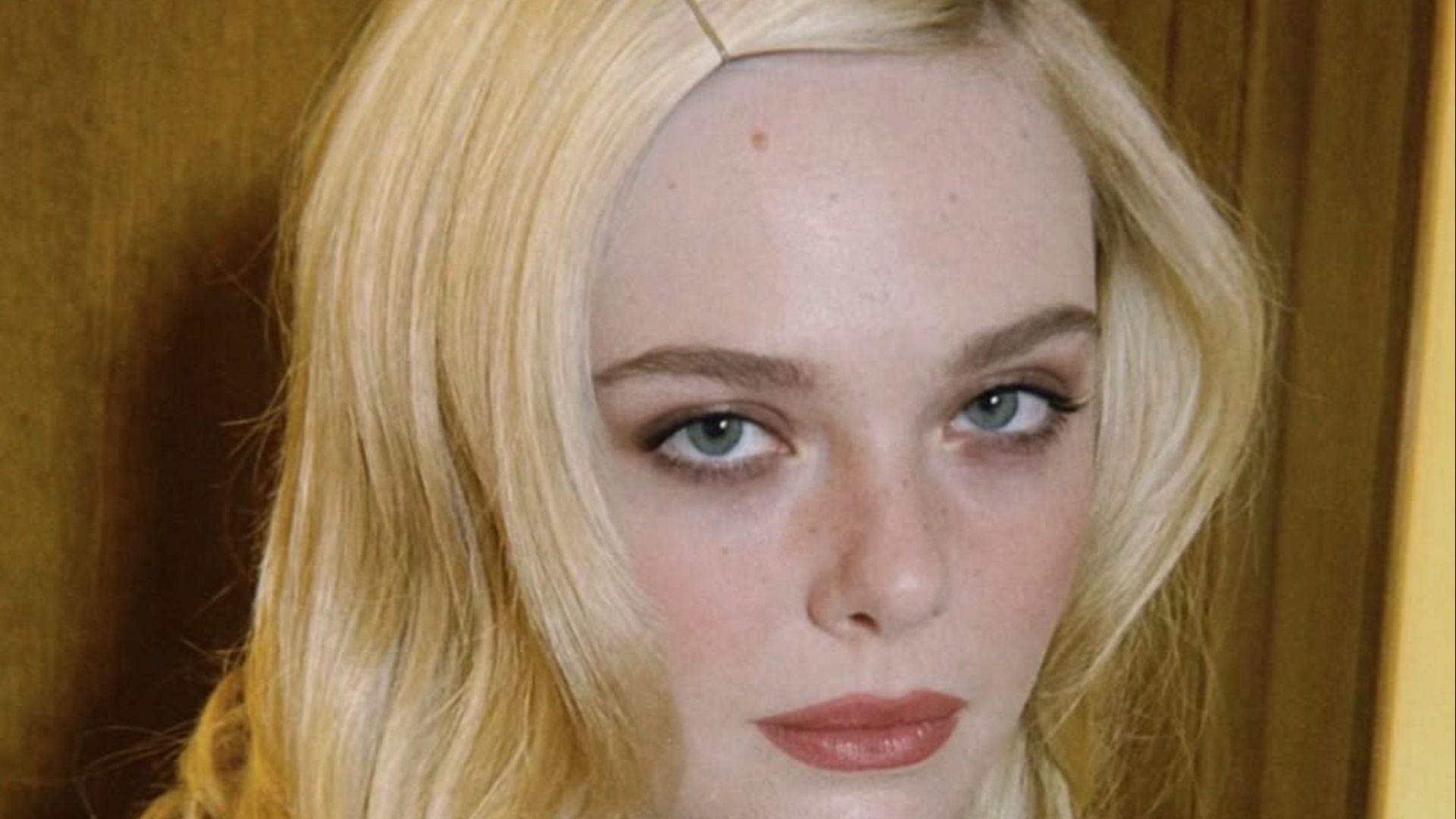 Elle Fanning: Μας έδειξε το πιο εύκολο hair styling τρικ για μεσαίου μήκους μαλλιά 1