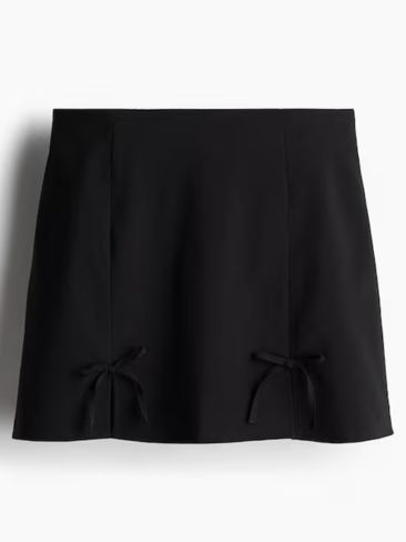 Black Skirt Trend: Η τάση που έχει κερδίσει τις influencers 7