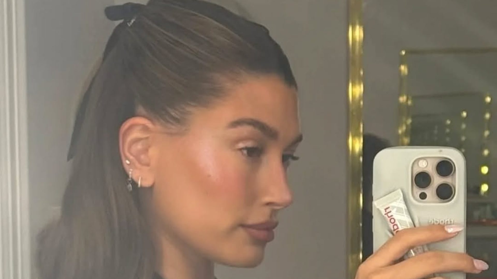 Hailey Bieber: Τα sugar cookie nails της είναι από τα πιο γλυκά μανικιούρ που είδαμε τελευταία 1