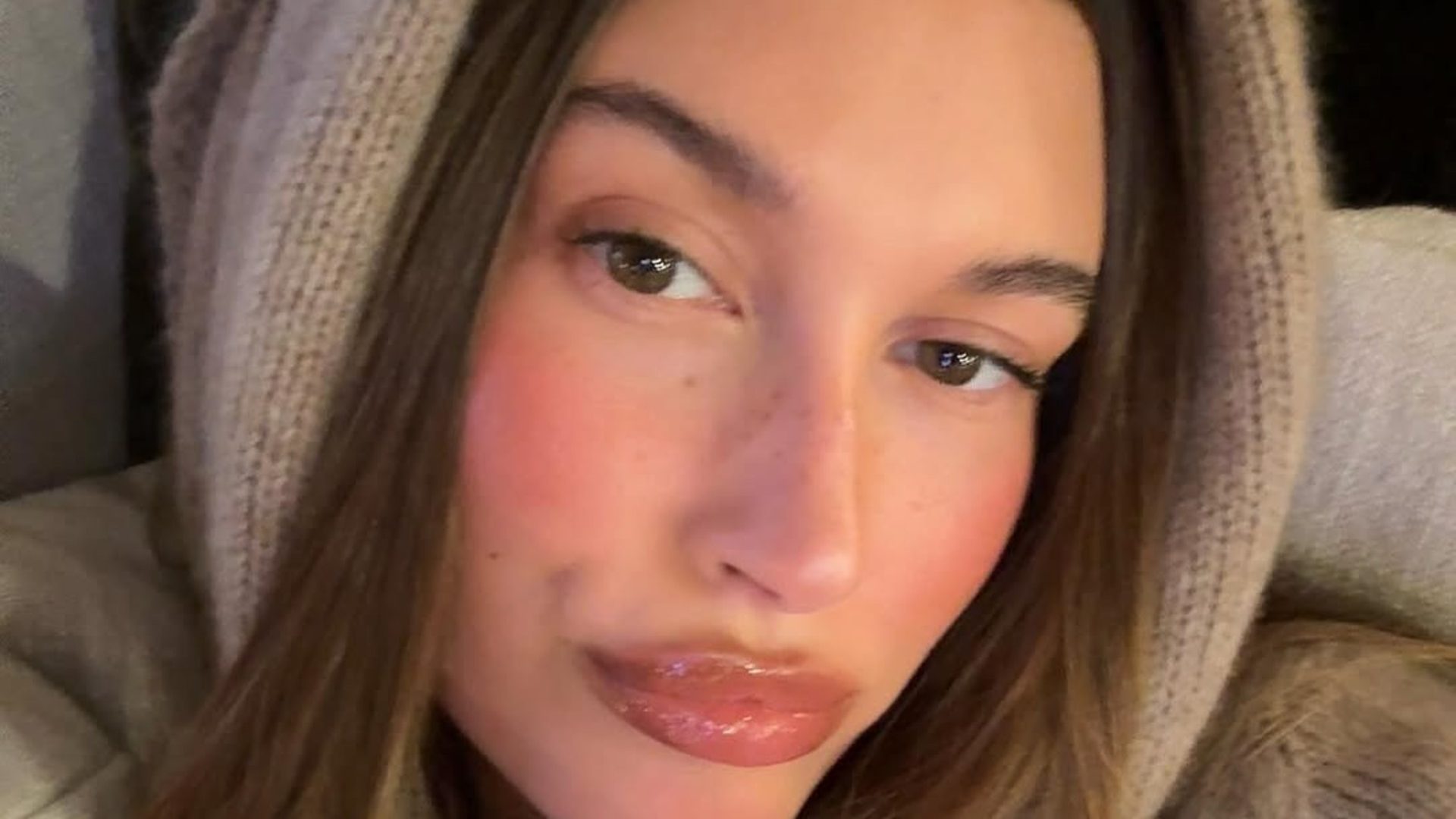 Hailey Bieber: Το “cinnamon girl” μακιγιάζ της είναι τέλειο για τον χειμώνα 1