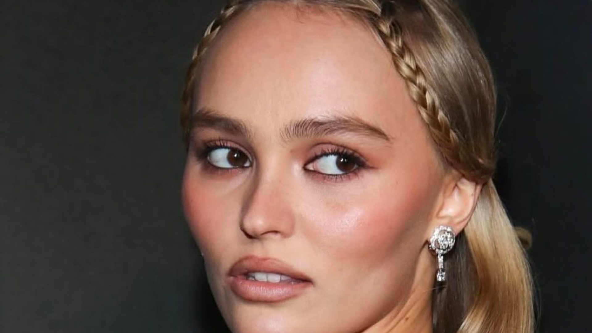 Lily-Rose Depp: Το εύκολο χτένισμα που έκανε στην πρεμιέρα της νέας της ταινίας ήταν παραμυθένιο 1