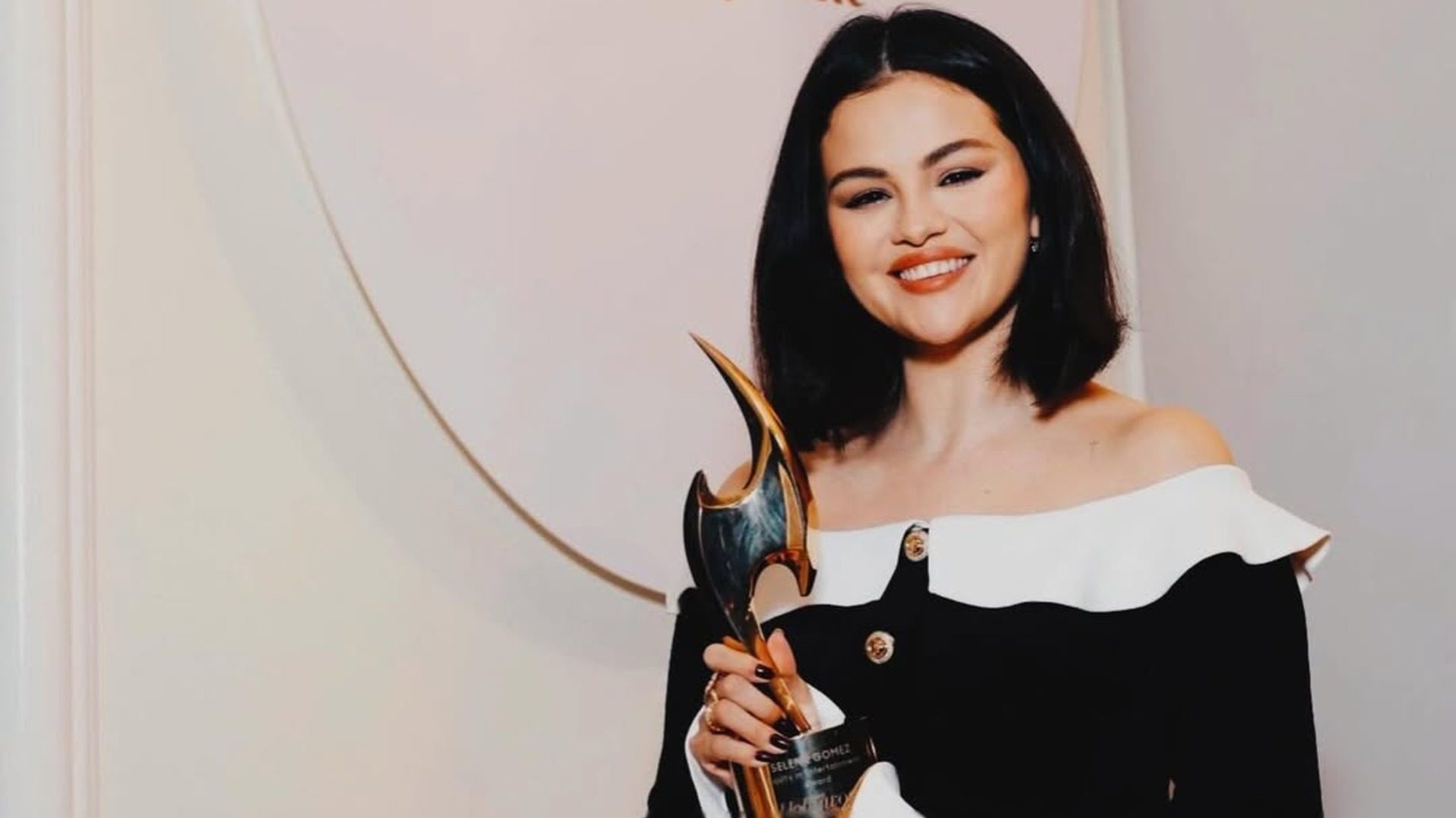 Το καινούριο μανικιούρ της Selena Gomez ήταν σαν… ένα ποτήρι sangria 1