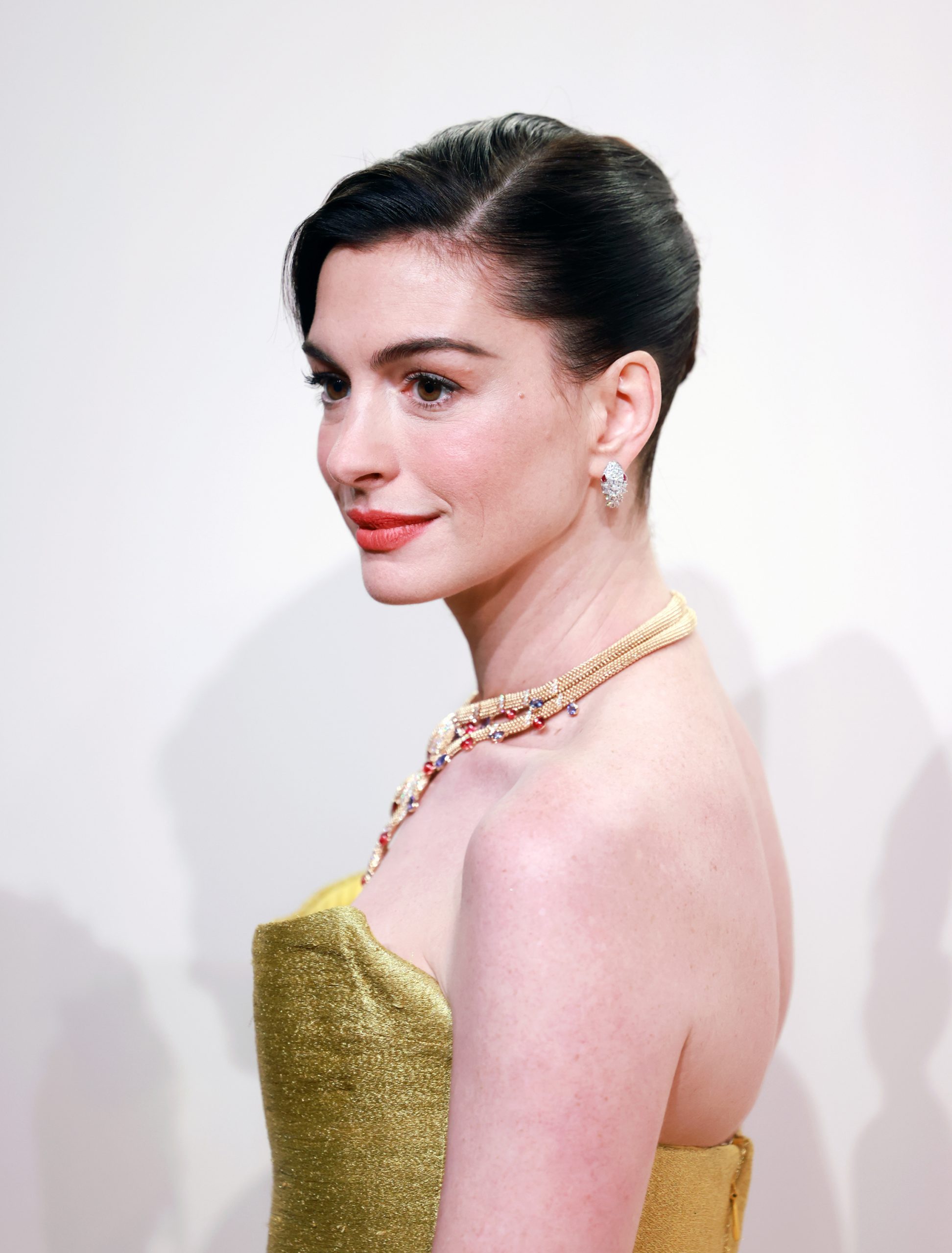 Η νέα εμφάνιση της Anne Hathaway μας θύμισε το iconic beauty look της Audrey Hepburn 2