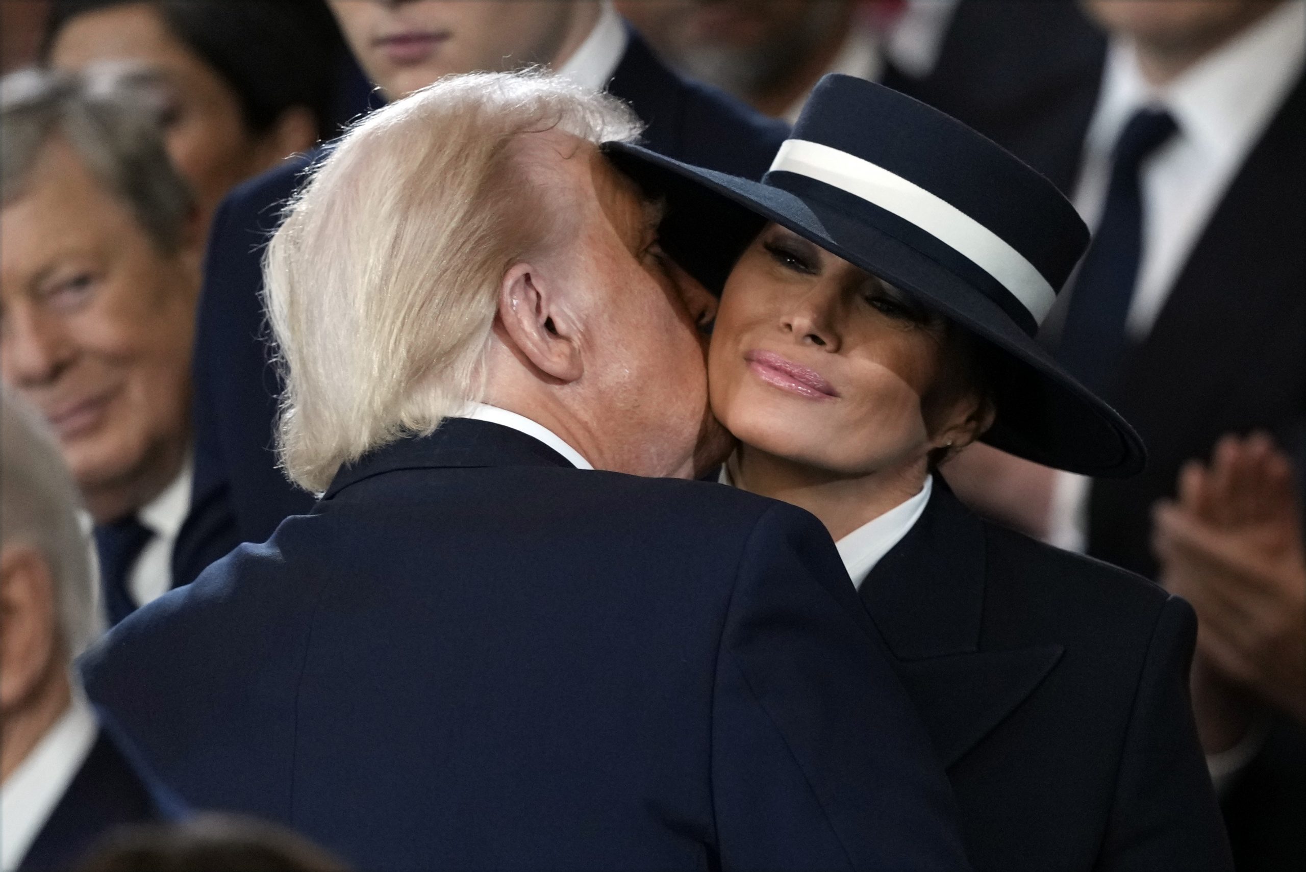 Ορκωμοσία Trump: Το άβολο φιλί με την Melania