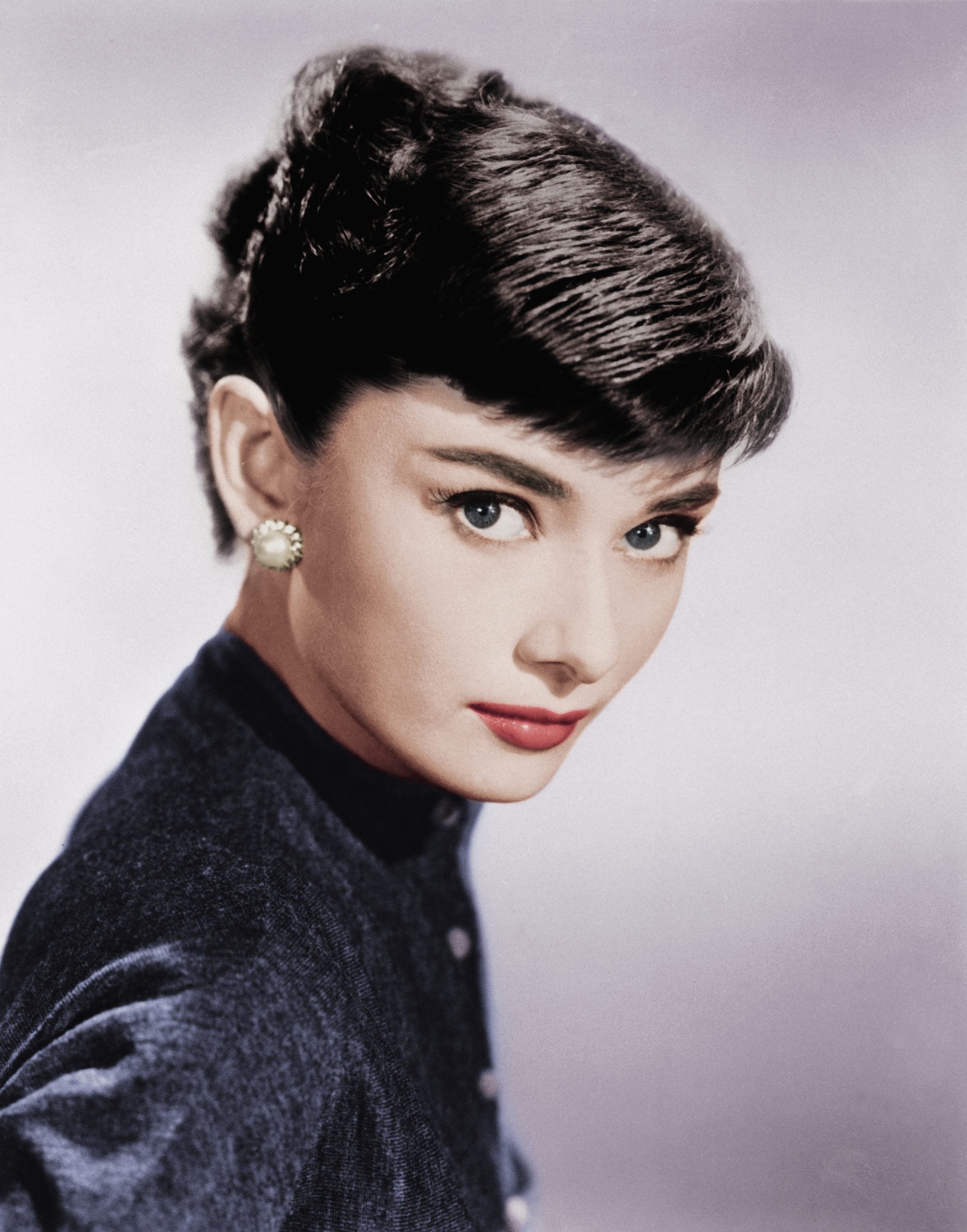 Η νέα εμφάνιση της Anne Hathaway μας θύμισε το iconic beauty look της Audrey Hepburn 3