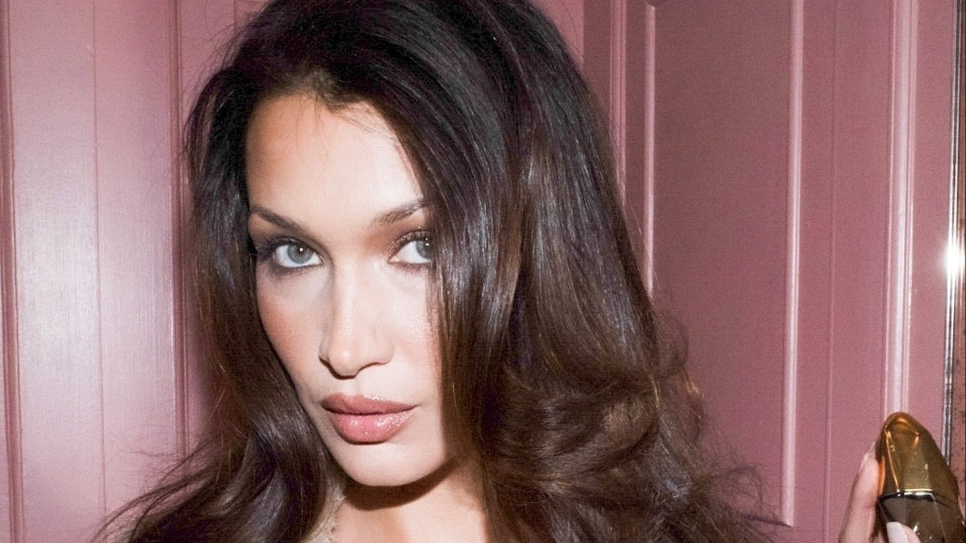 Η Bella Hadid έβαψε τα νύχια της στο χρώμα της χρονιάς και εμείς θα το επιλέξουμε στο επόμενο mani μας 1