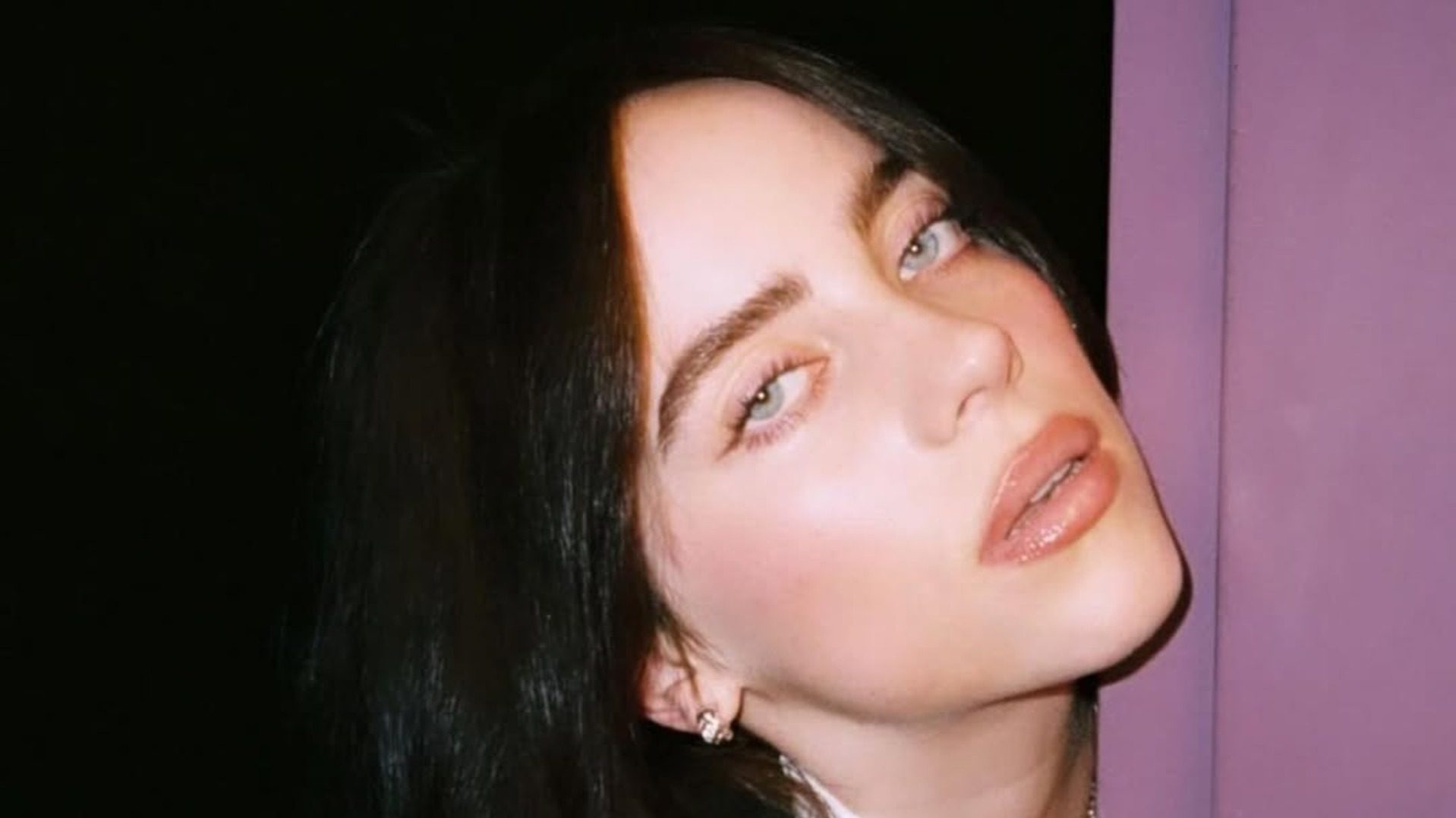 Billie Eilish: Μας έδειξε πώς φοράει το eyeliner στην περιοδεία της 1