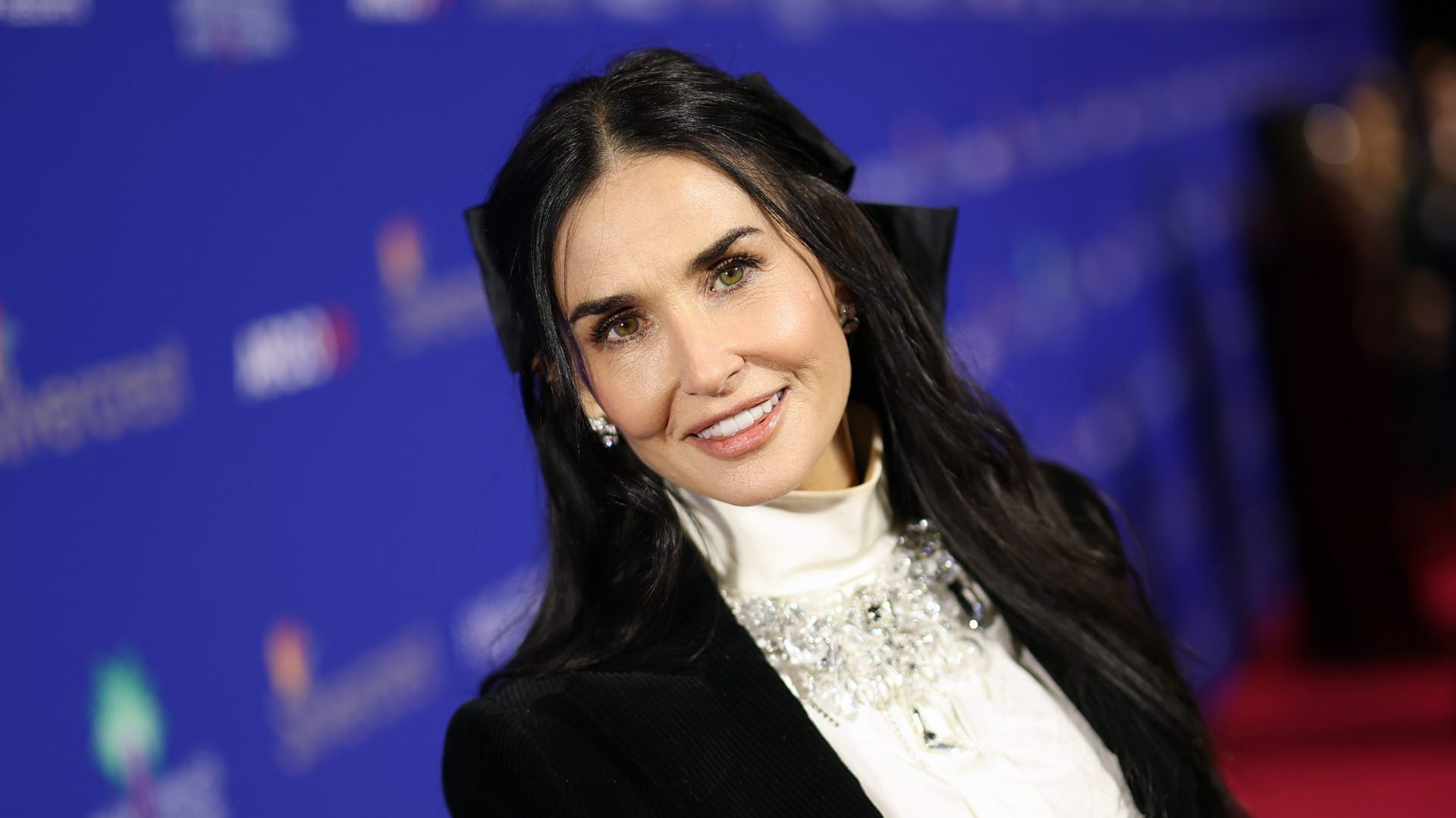 Demi Moore: Φόρεσε τον φιόγκο στα μαλλιά με τον καλύτερο τρόπο 1