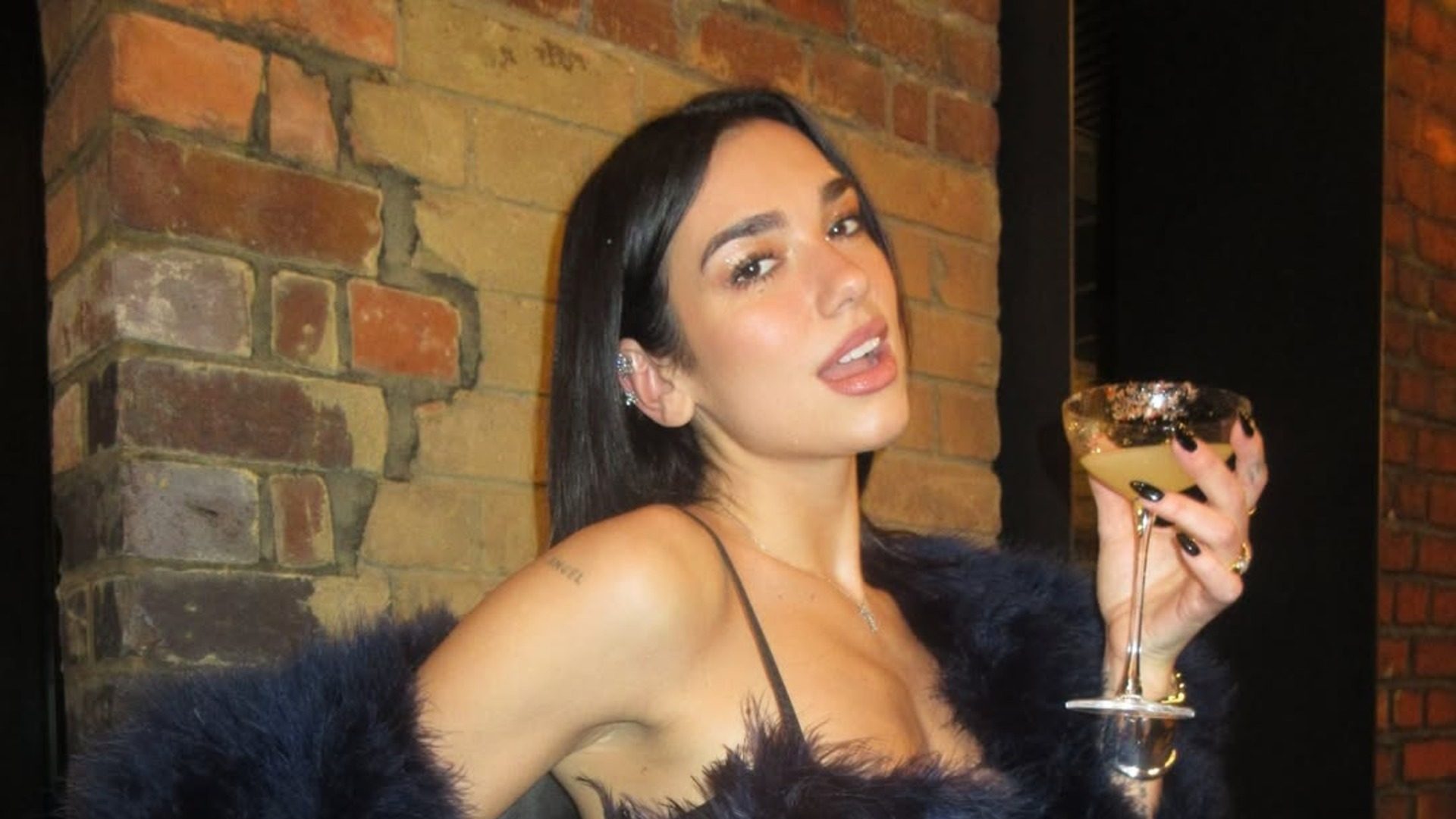 Dua Lipa: Τα μαύρα glazed νύχια της είναι το επόμενο mani που θα κάνετε 1