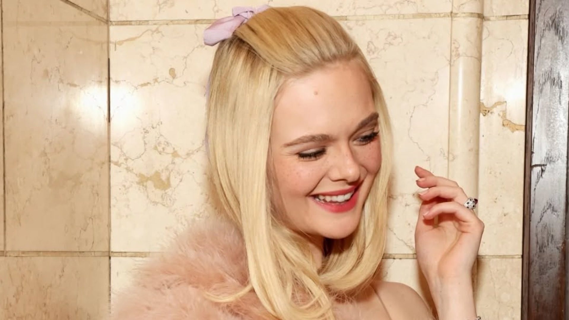 Elle Fanning: Συνδύασε το bob κούρεμά της με έναν τέλειο φιόγκο στα μαλλιά 1