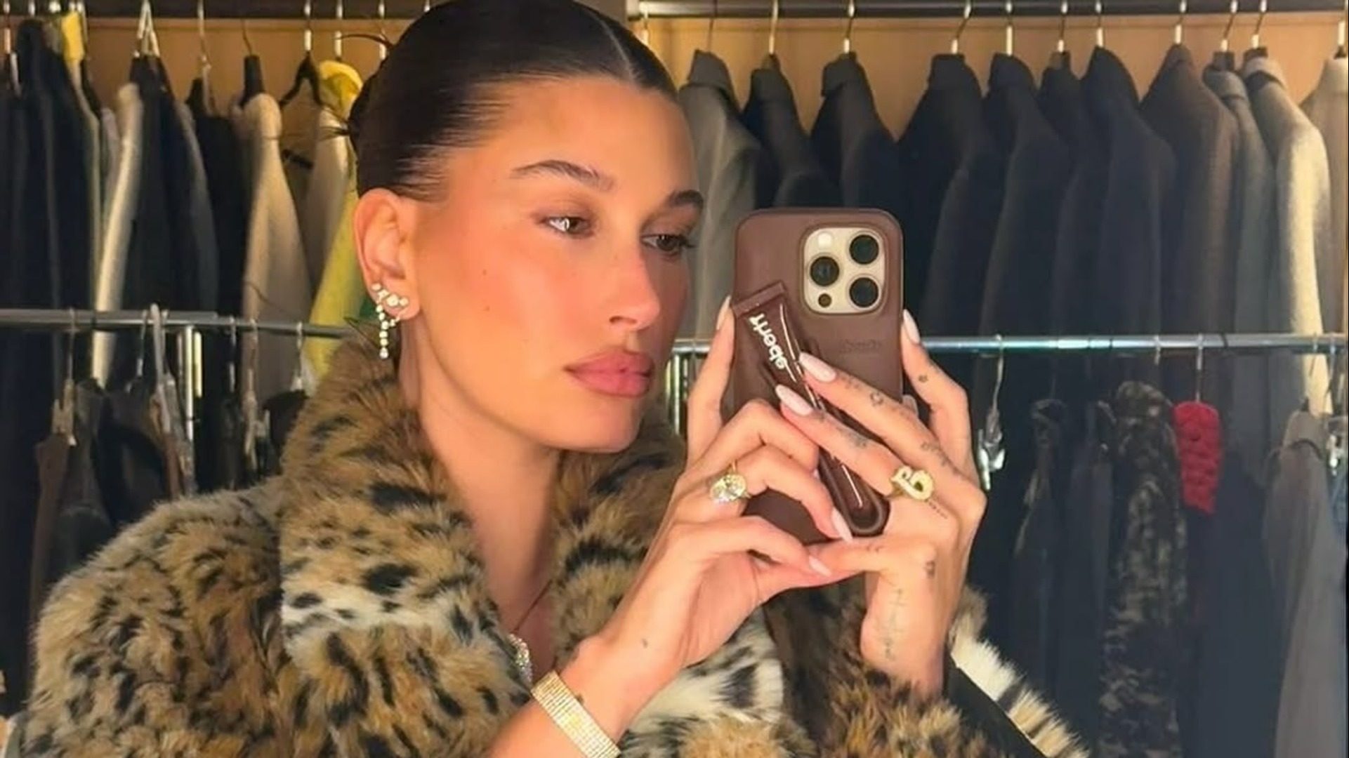 Η Hailey Bieber υιοθέτησε το fairy dust μακιγιάζ και η beauty κοινότητα ήδη μιλάει για το νέο trend