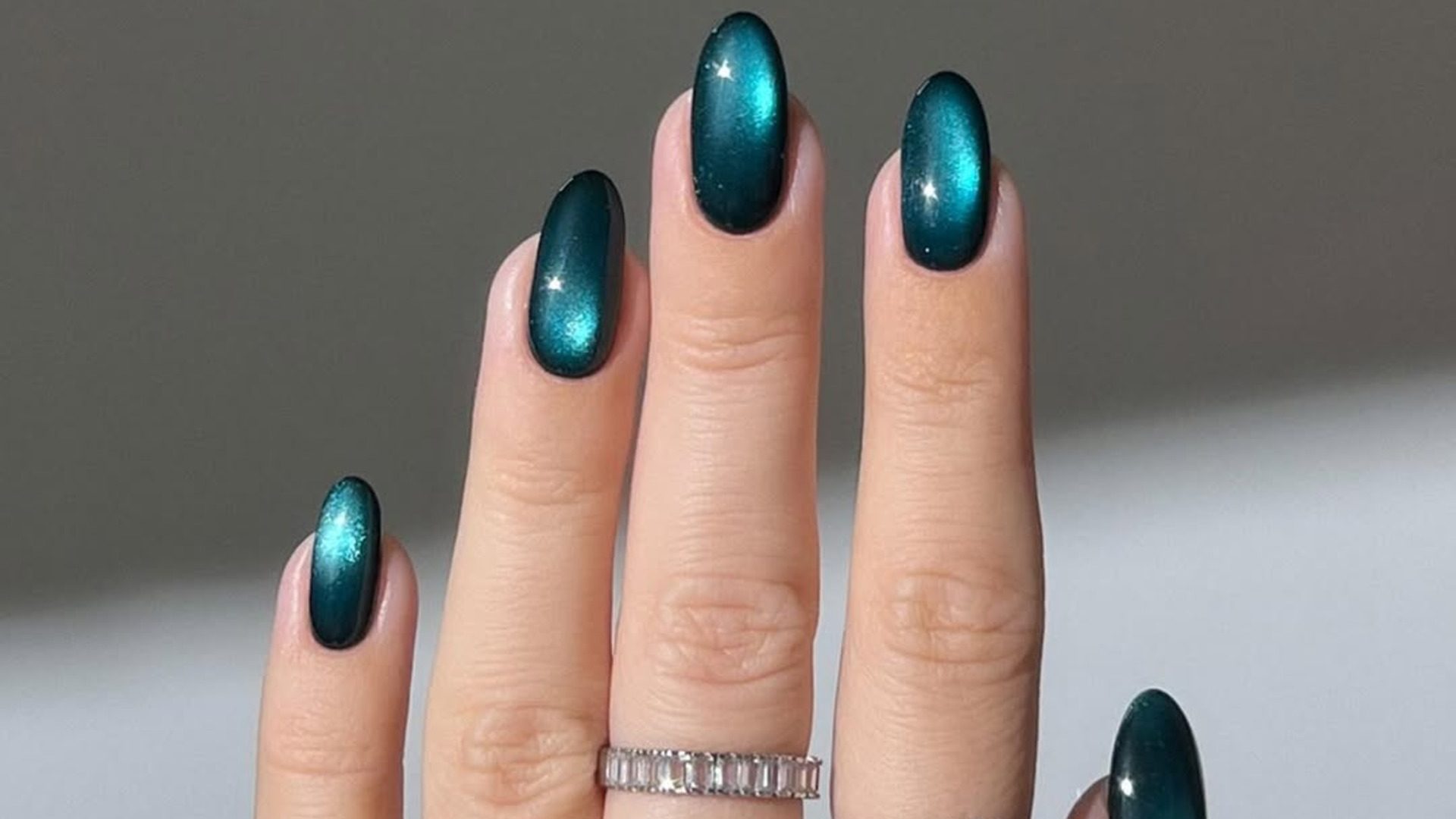 Velvet Glass: Το απόλυτο nail trend του 2025 και πώς θα το υιοθετήσετε 1