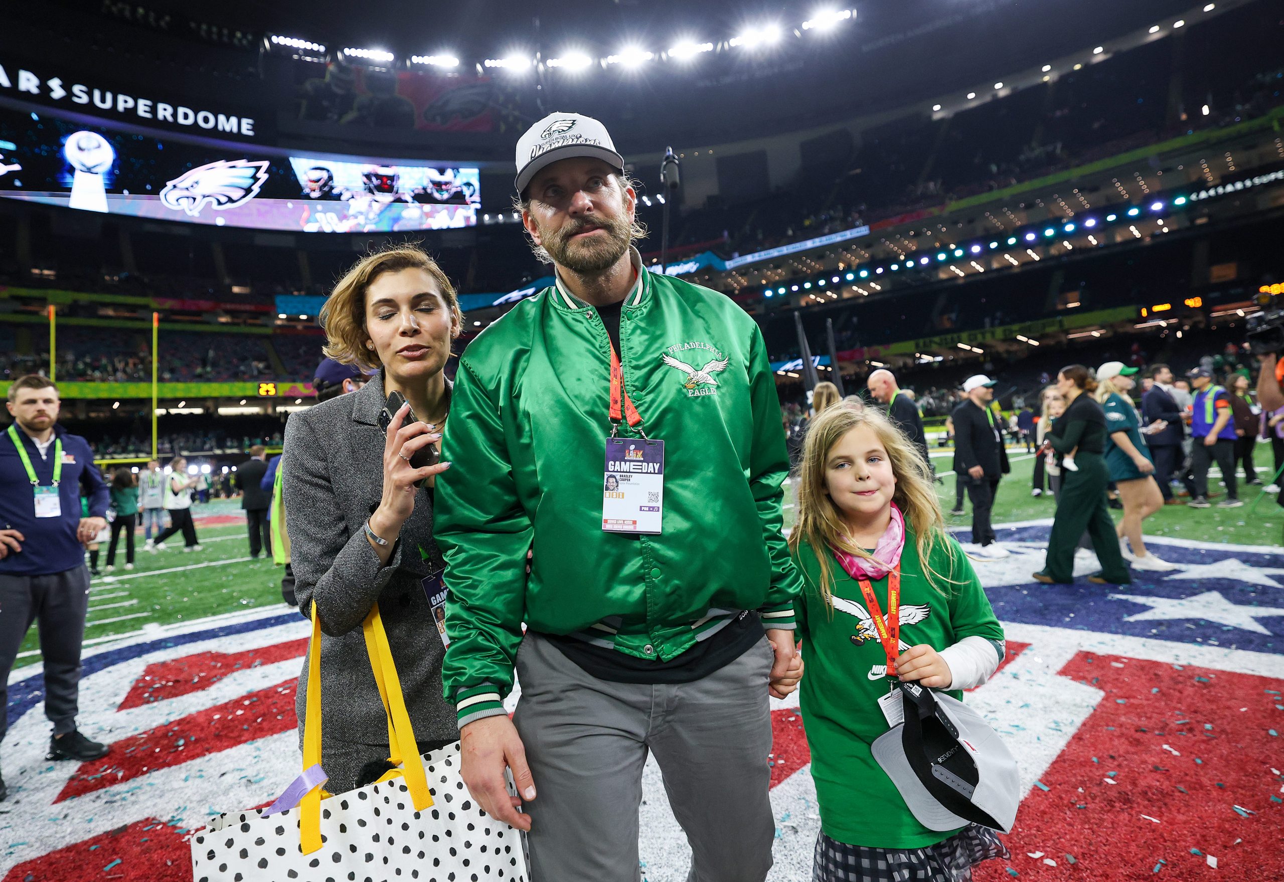 Ο Bradley Cooper πήγε σε αγώνα στο Super Bowl με την 7χρονη κόρη του- Η αξιολάτρευτη εμφάνιση