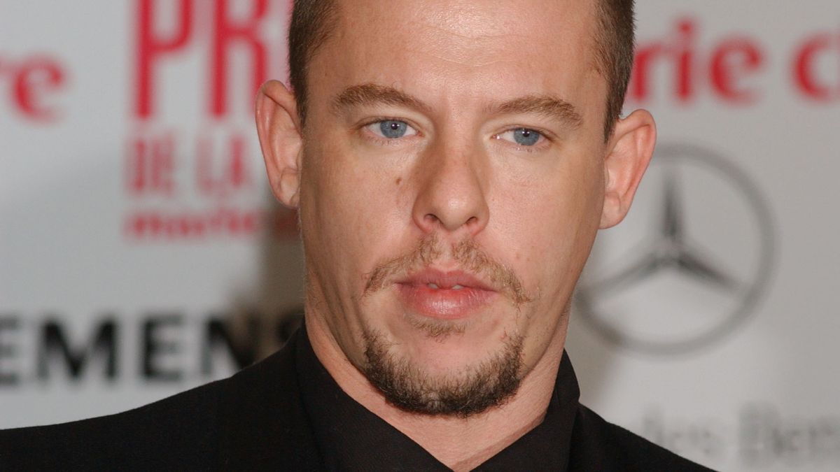 Tα «μυστικά» του Alexander McQueen – Η σεξουαλική κακοποίηση από το σύζυγο της αδερφής του, η βία και οι εξαρτήσεις