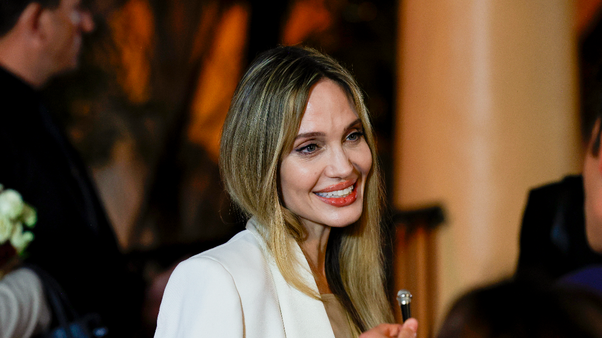 Η Angelina Jolie λυγίζει καθώς αποτίει φόρο τιμής στη μητέρα της