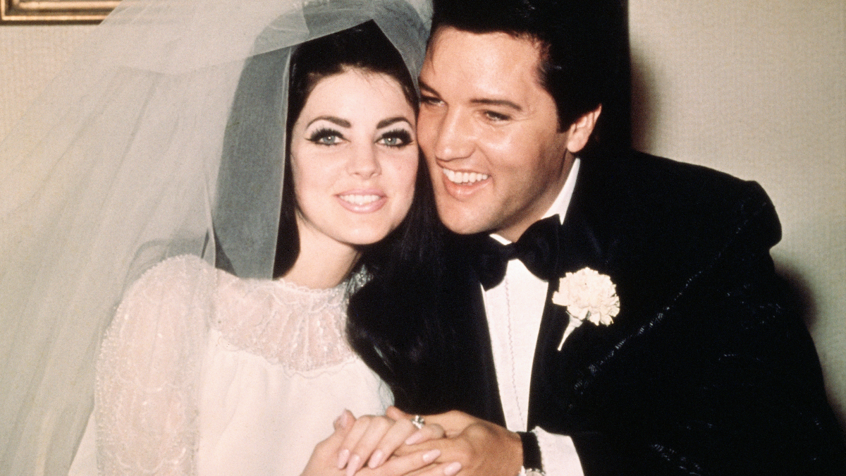 Η Priscilla Presley αποκαλύπτει για πρώτη φορά λεπτομέρειες από τον γάμο της και τη σχέση της με τον Elvis μετά το διαζύγιο