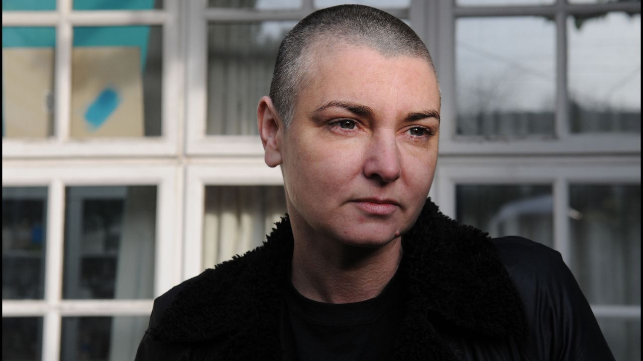 Sinéad O’Connor: Μια ζωή γεμάτη τραύματα, κακοποίηση από τη μητέρα της και απώλειες