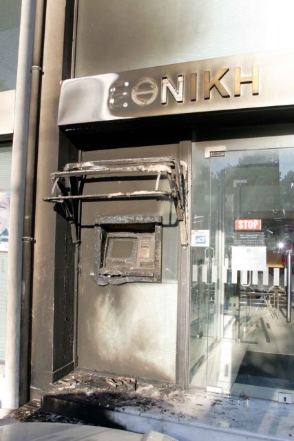 Μπαράζ εμπρηστικών επιθέσεων σε ATM τραπεζών