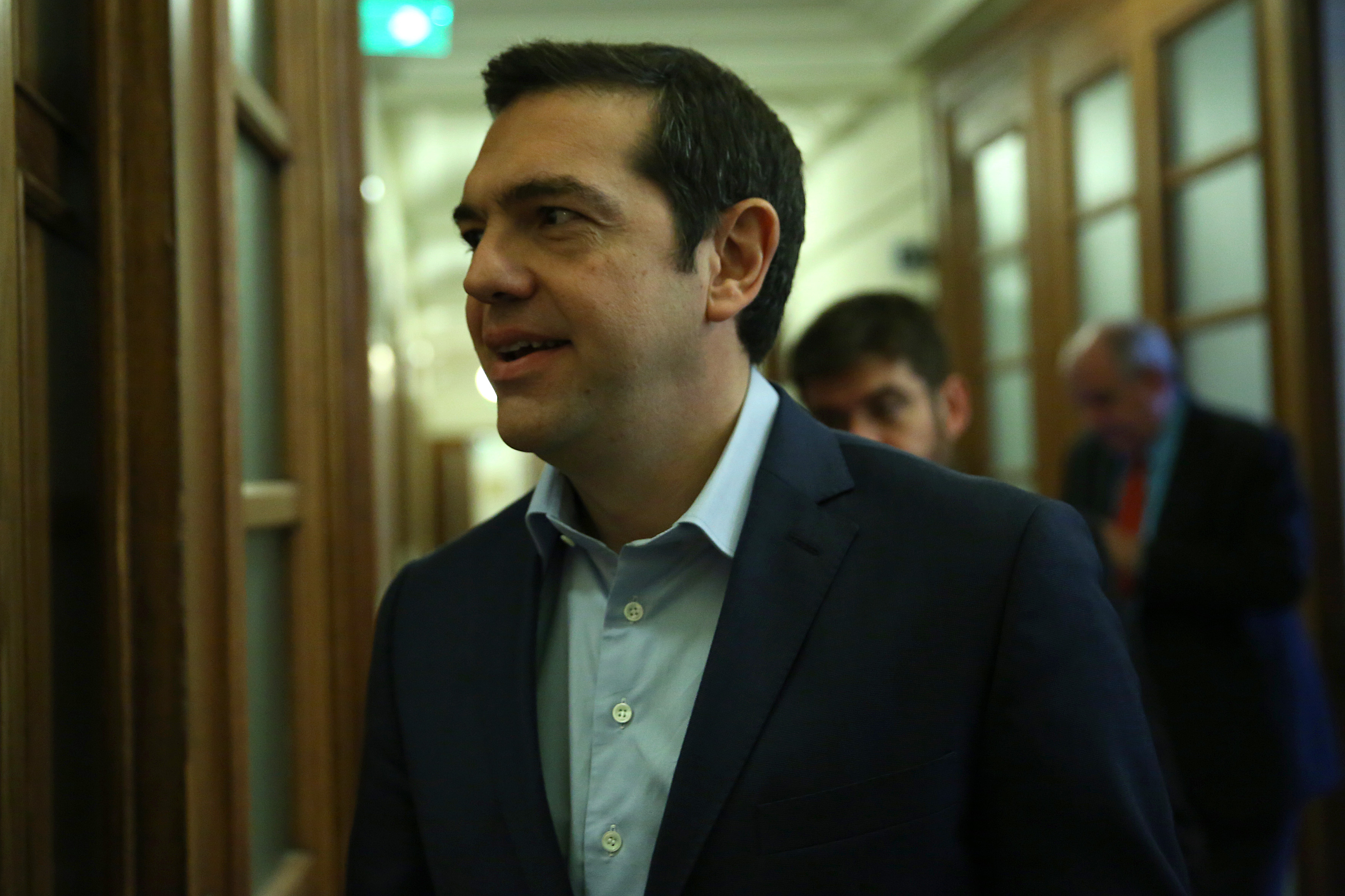 Tsipras rallies troops after plunge in polls