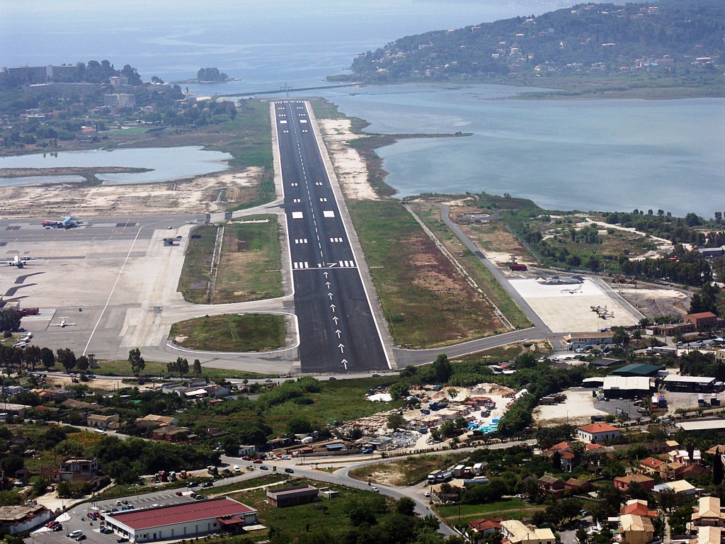 Παγίδες στις συμβάσεις για τα 14 αεροδρόμια