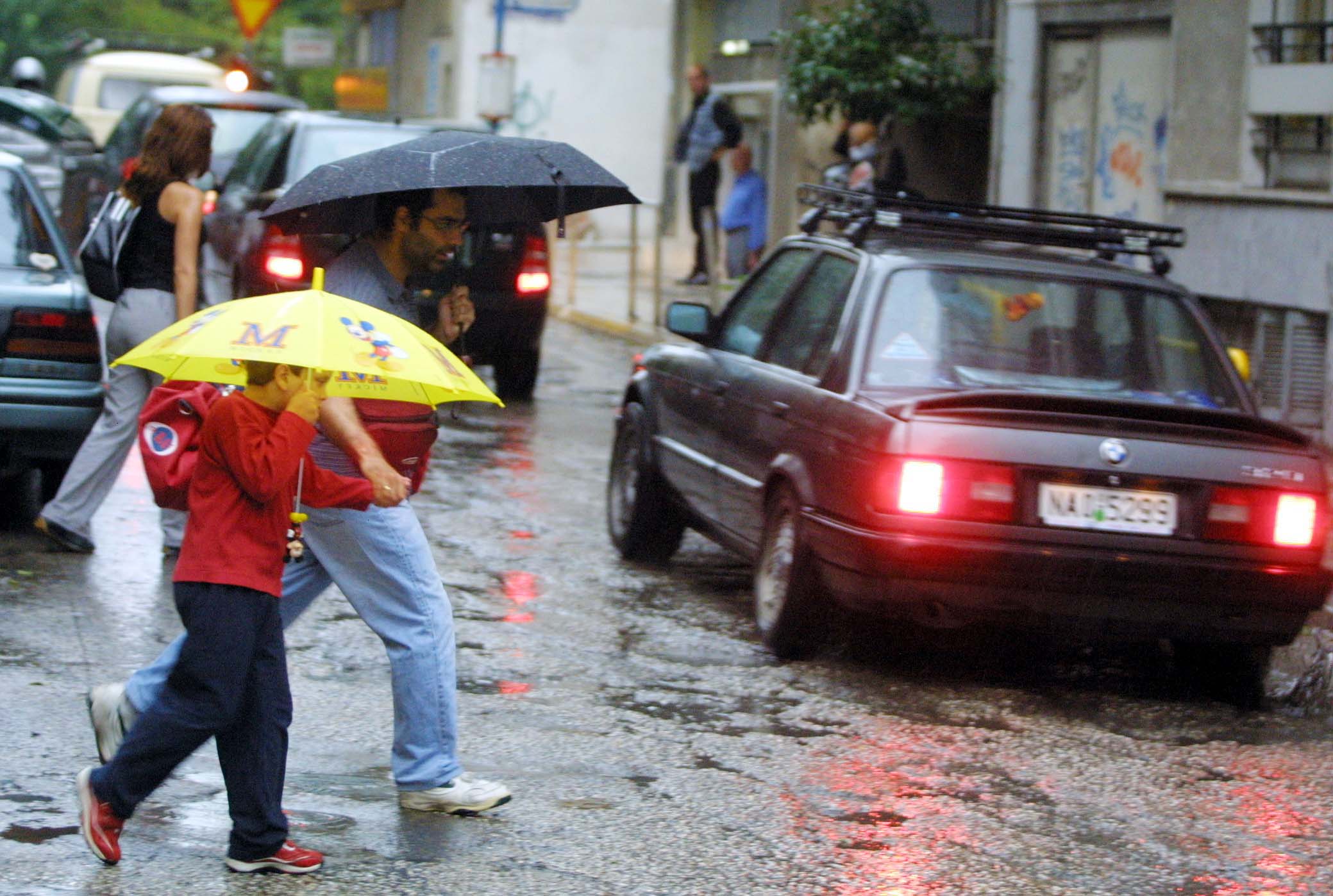 Πτώση θερμοκρασίας, βροχές, καταιγίδες από το βράδυ της Δευτέρας