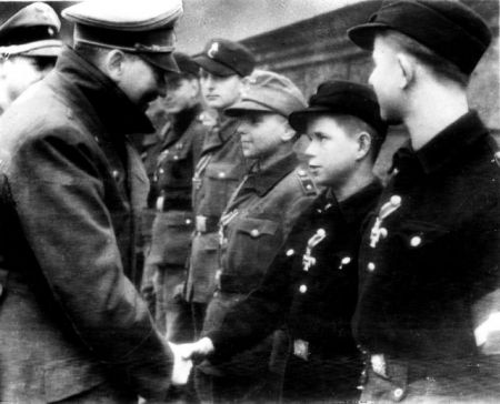 Δύο δεκαεπτάχρονοι στα Waffen-SS
