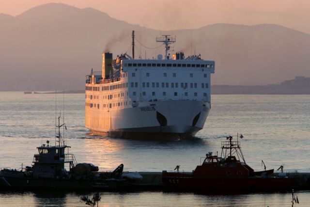 Επέστρεψε στον Πειραιά το «Πρέβελης» λόγω εισροής υδάτων