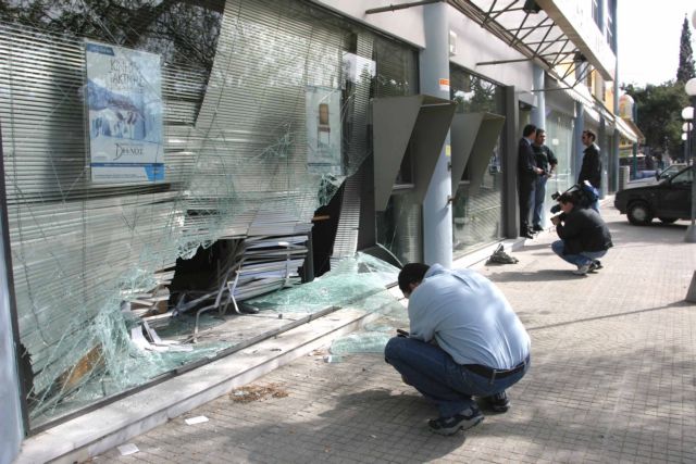 Εμβόλιζαν με κλεμμένα αυτοκίνητα καταστήματα για να τα κλέψουν