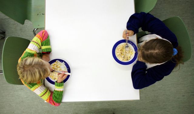 «Σχολικά γεύματα» σε εννέα δημοτικά σχολεία της Αττικής