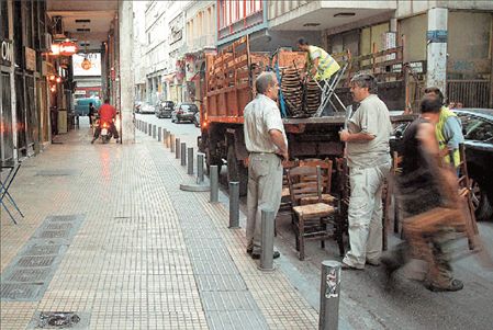 Τραπεζάκια… μέσα στου Ψυρρή