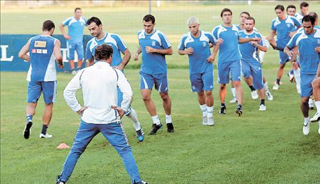 Την οδυνηρή ήττα στην Αλβανία  υπενθύμισε ο κόουτς Ρεχάγκελ