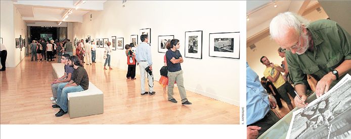 Πολύχρωμο πλήθος σε ασπρόμαυρα κάδρα