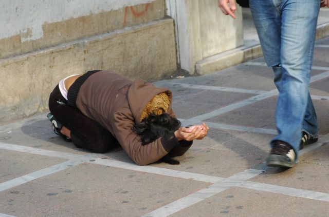 Προσήχθησαν από το κέντρο της Αθήνας επαίτες με 6.485 ευρώ