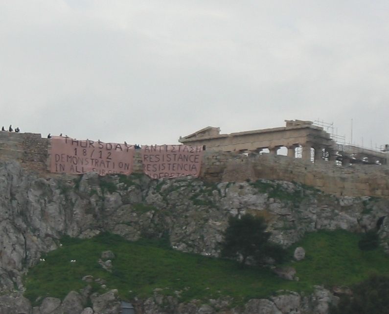 Πανό ανήρτησαν φοιτητές στην Ακρόπολη