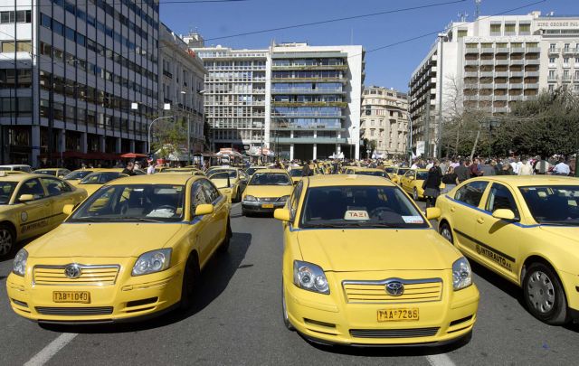 Τουρισμός: Καμία βελτίωση ο νόμος για τα ταξί