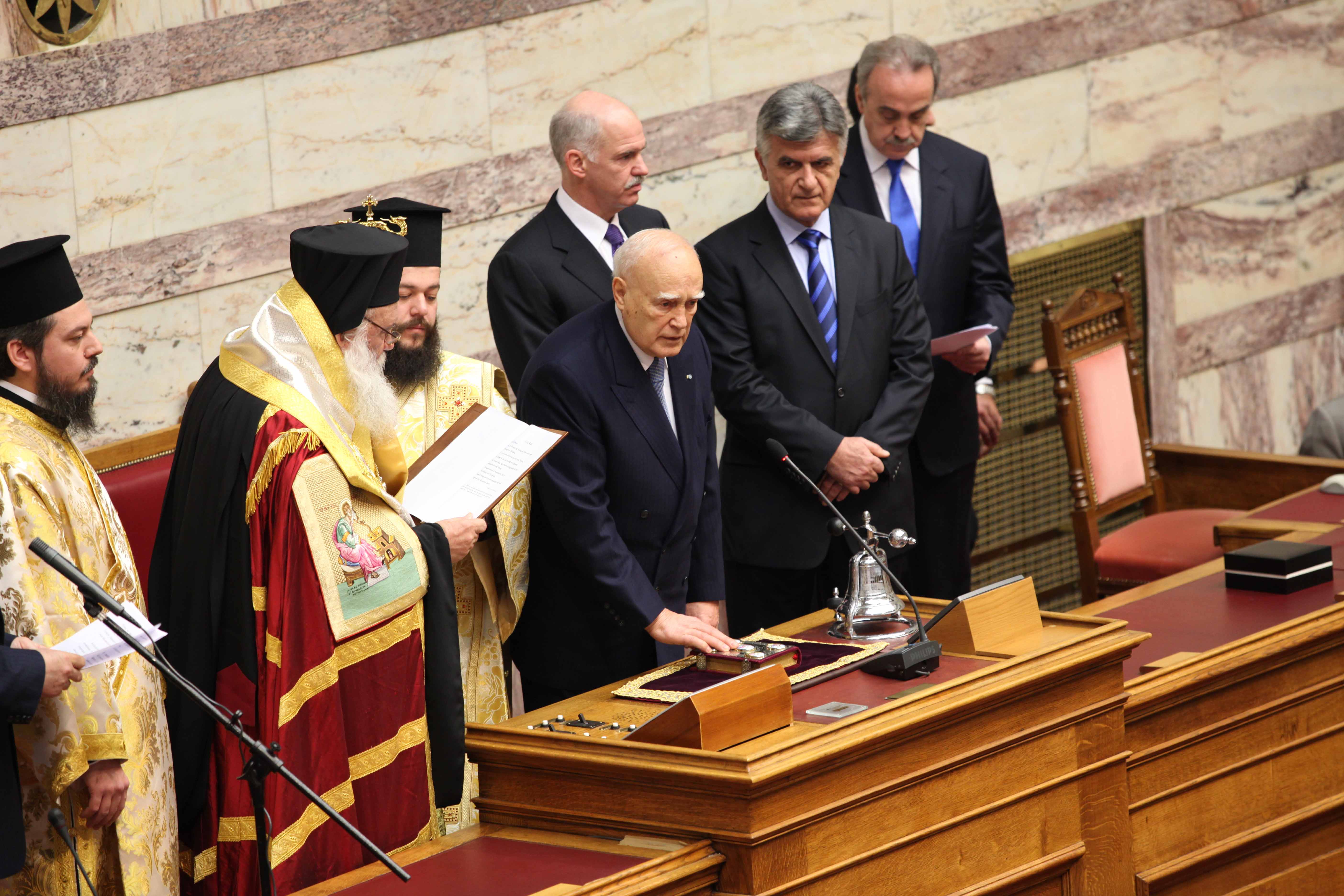 Πρόεδρος της Δημοκρατίας ορκίστηκε ο Κάρολος Παπούλιας