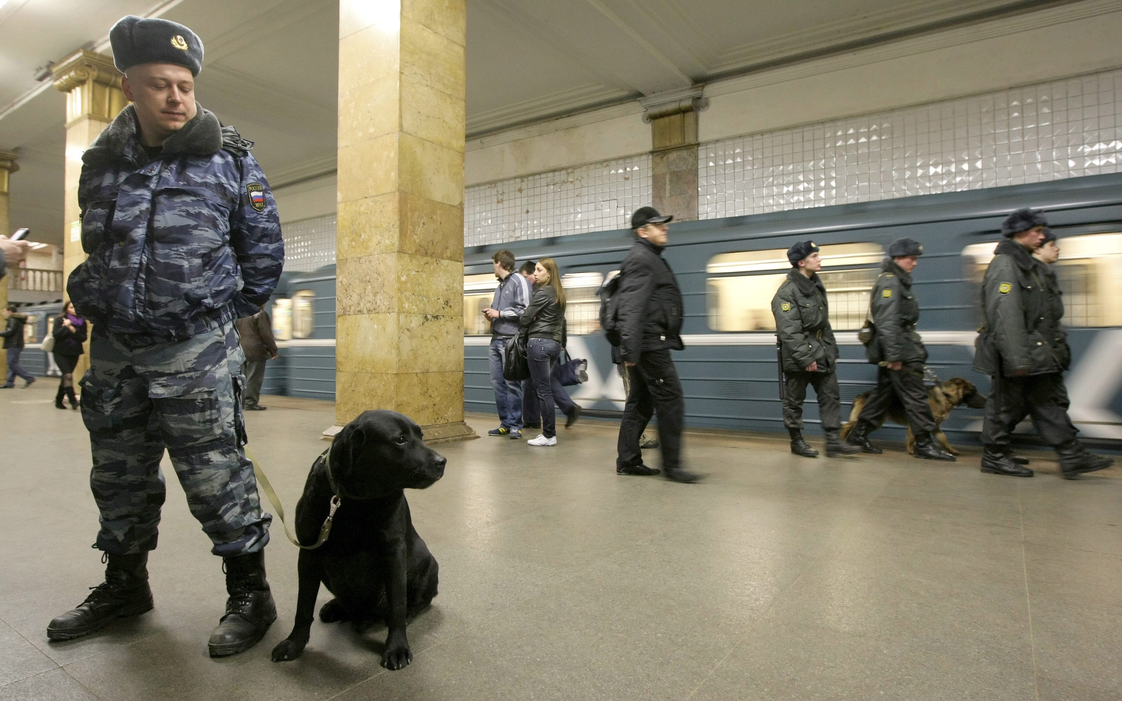 Гбр метро. Кинолог в метро. Росгвардия в метро. Служба безопасности метрополитена спецназ. Кинолог метрополитен.