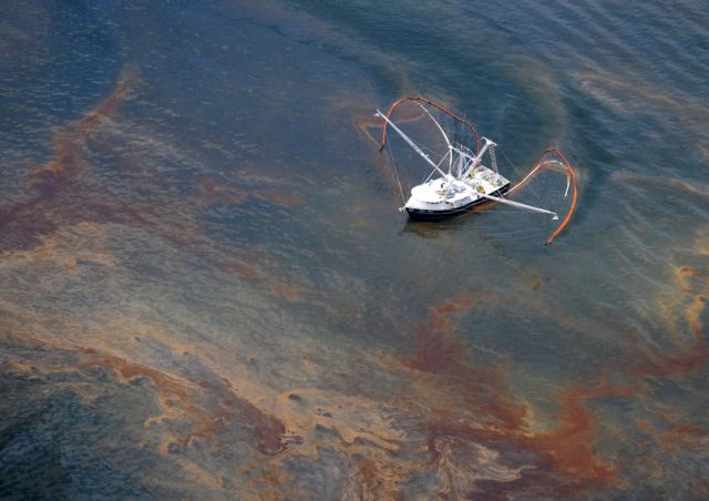 Greek scientists develop revolutionary oil spill cleaning agent