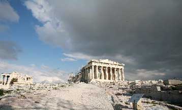 Αναλυτές επισημαίνουν τους κινδύνους από τα μέτρα για την ελληνική οικονομία