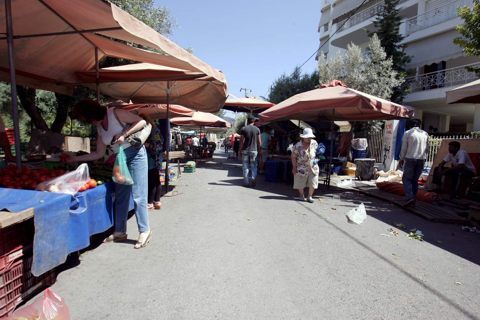 Εντονες επικρίσεις κατά του νομοσχεδίου για το υπαίθριο εμπόριο