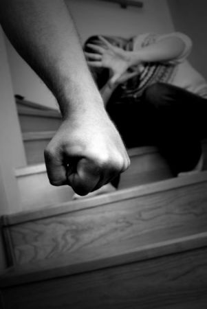 Ο φόβος κουκουλώνει την ενδοοικογενειακή βία
