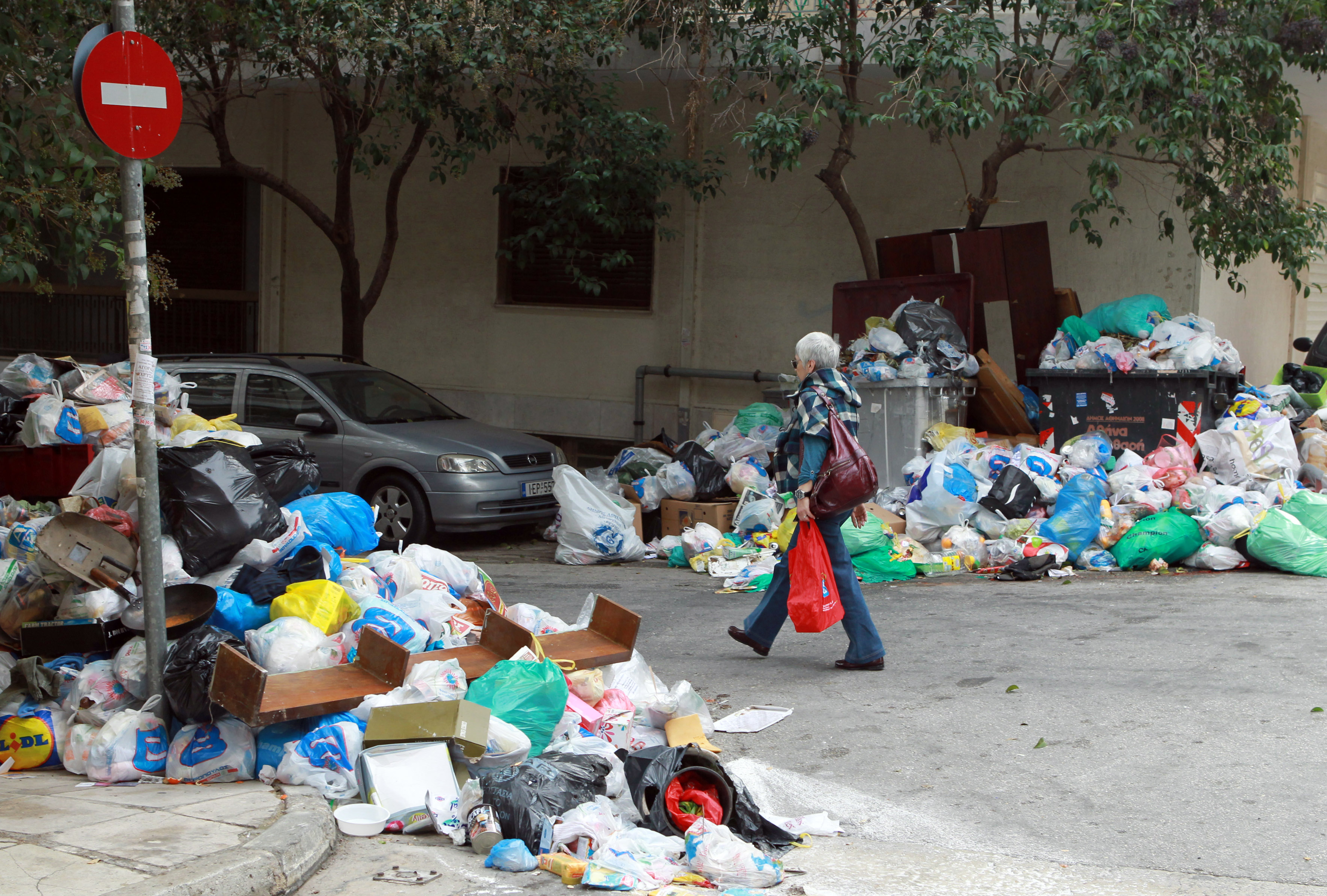 <b>Δήμος Αθηναίων</b> Αίρεται η απαγόρευση προσλήψεων για την αποκομιδή των σκουπιδιών