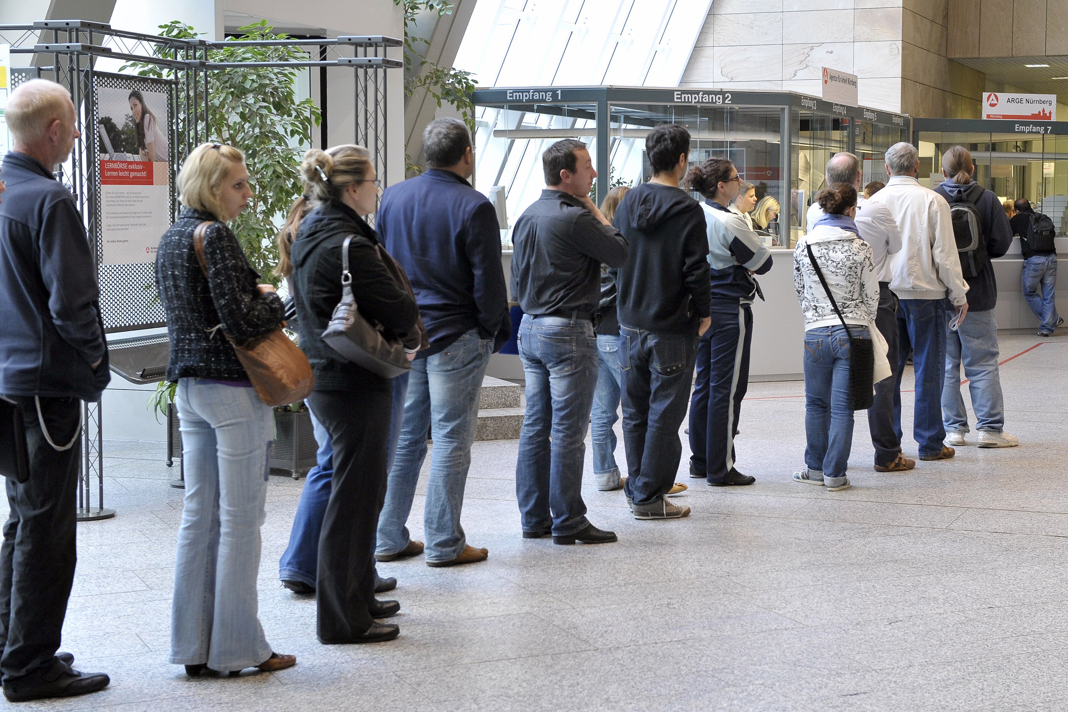 Ξέφρενο ράλι του ευρώ από το άλμα της ανεργίας στις ΗΠΑ